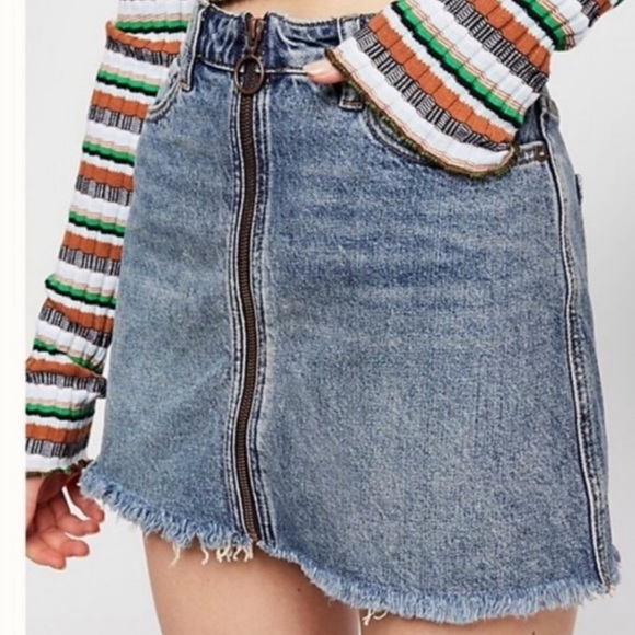 Free People We The Free Zip It Up Denim Mini Skirt
Size: 0 Free People Size 25 - Picture 2 of 9